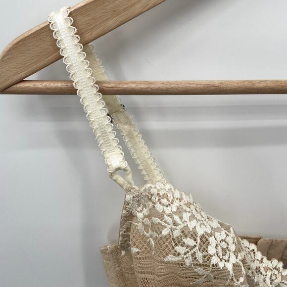 WACOAL Embrace Lace® Underwire Bra in Sand/Ivory // 34D - Picture 6 of 13